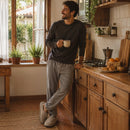 chinelos-masculinos-de-camurca-aquecidos-antiderrapantes-e-confortaveis-para-casa-no-inverno-lifestyle-03