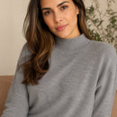 sueter-feminino-trico-solto-gola-meia-alta-camisa-base-caimento-confortavel-para-outono-e-inverno-lifestyle-03